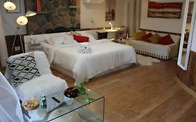Serene Don River Nature Gateway- 3Br Suite, Private Patio, Free Parking